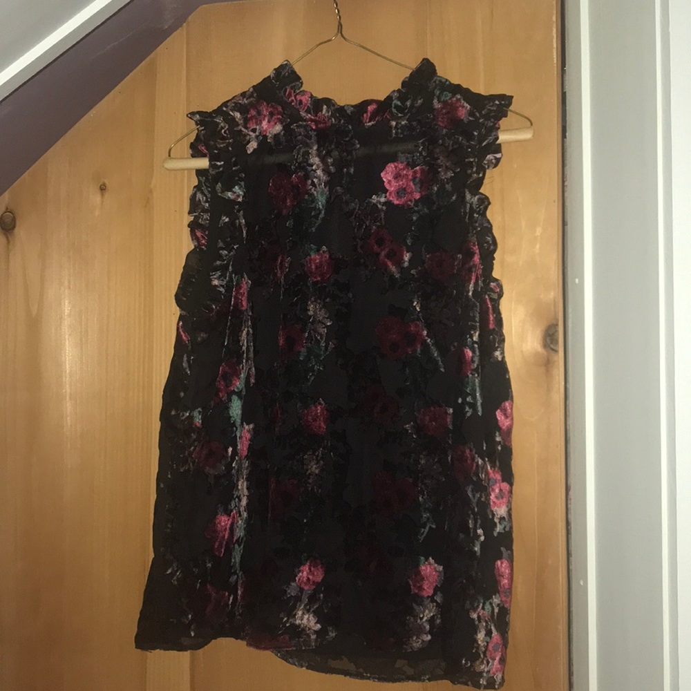 Size m floral blouse. Never worn